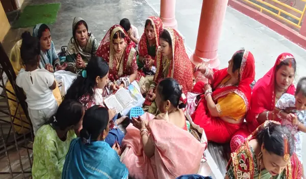 हरियाली तीज पर अम्बेडकरनगर के मंदिरों में उमड़ी श्रद्धालुओं की भीड़, शिव-पार्वती की पूजा
